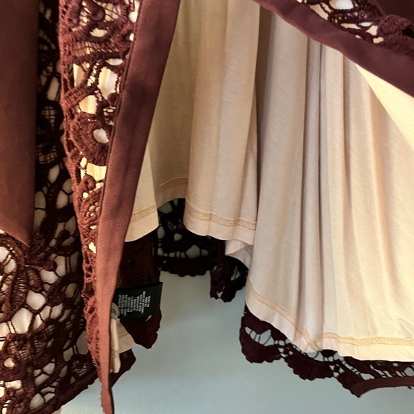 Beautiful lined burgundy backless lace top - Picture 3 of 6